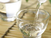 Nhà đẹp - Người thông minh thường đặt một cốc giấm trắng đầu giường ngủ, biết lý do tôi liền học theo ngay