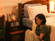 Mượn máy tính em gái chồng làm việc, tôi ngẩn người khi phát hiện bí mật nhà chồng giấu suốt 2 năm qua