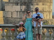 Yêu - “Cô hầu gái” lấy chồng tỷ phú hơn 25 tuổi, mẹ kế kém con riêng 1 tuổi, sau cưới tuyên bố một câu