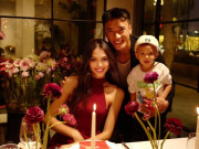 Bùi Tiến Dũng hé lộ cuộc sống thật với vợ Tây, món quà kỷ niệm người đẹp tặng chồng khiến netizen thốt lên 3 từ