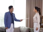 Yêu - Ngày tôi tái hôn, chồng cũ giàu có đến tặng túi quà, mẹ chồng cười lớn khi mở ra