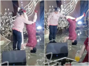 Yêu - Mẹ chồng mặc váy làm hành động lạ trong đám cưới của con trai