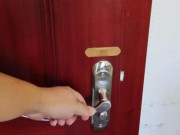 Nhà đẹp - Trước khi ngủ, dán một miếng băng urgo lên cửa sẽ giúp mọi nhà thoát khỏi nỗi phiền toái, hiệu quả bất ngờ