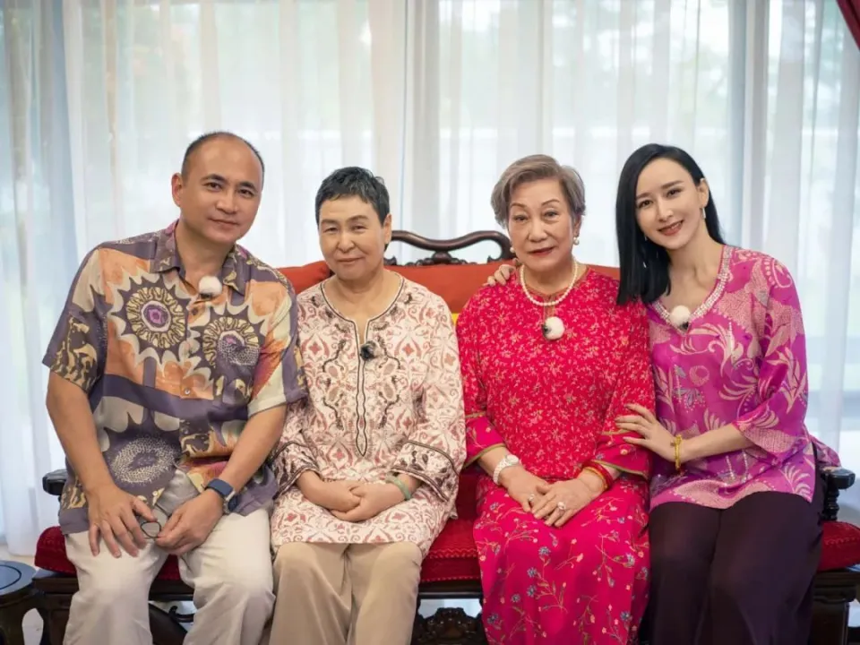 Hồ Tịnh bên chồng cùng mẹ ruột và mẹ chồng (váy đỏ).