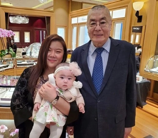 Lưu Thi Côn đón chào con gái ở tuổi 81.