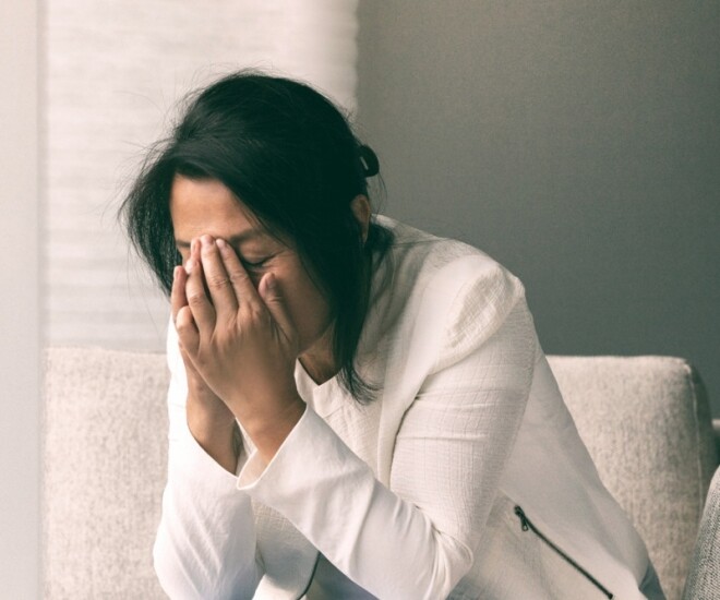 Tôi đứng đợi ngoài phòng sinh của con gái mà như kiến bò trên chảo nóng. (Ảnh minh họa)