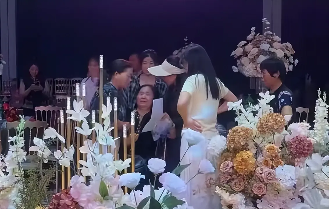 Người mẹ ngã vật ra sàn khi biết con trai nợ chồng nợ chất.