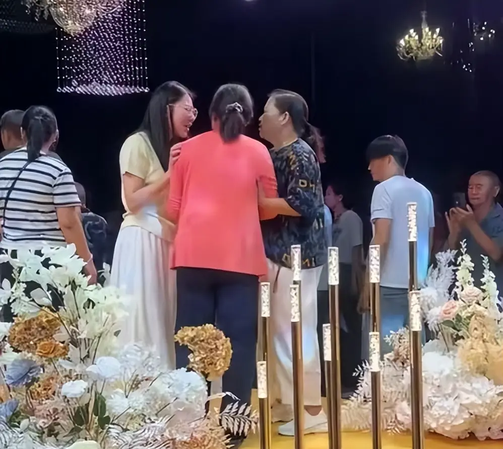 Nhiều người tiến tới khuyên can người phụ nữ áo đỏ - cô ruột của chú rể.
