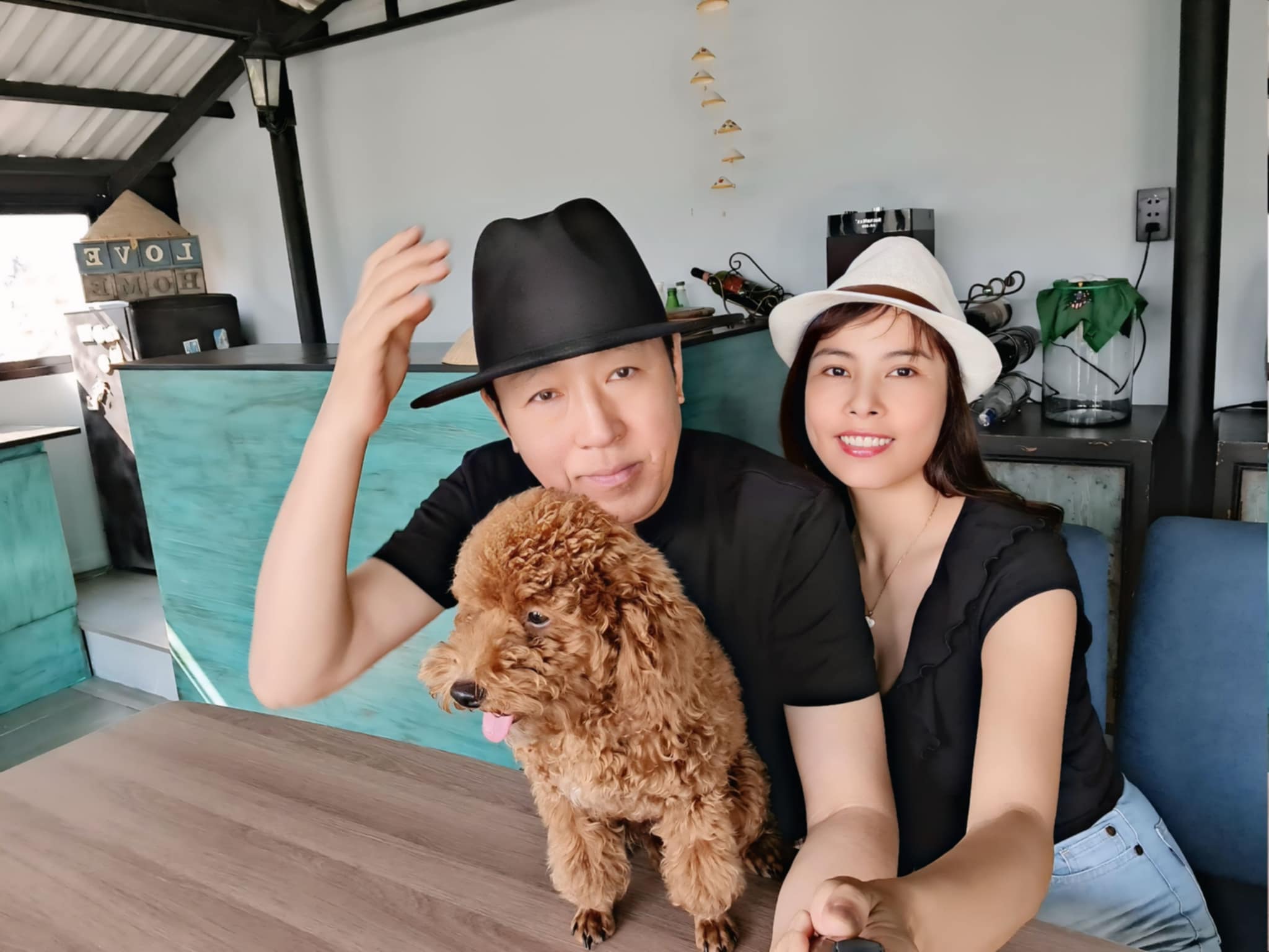 Vợ chồng chị Nga bên trong phòng ăn trên sân thượng.