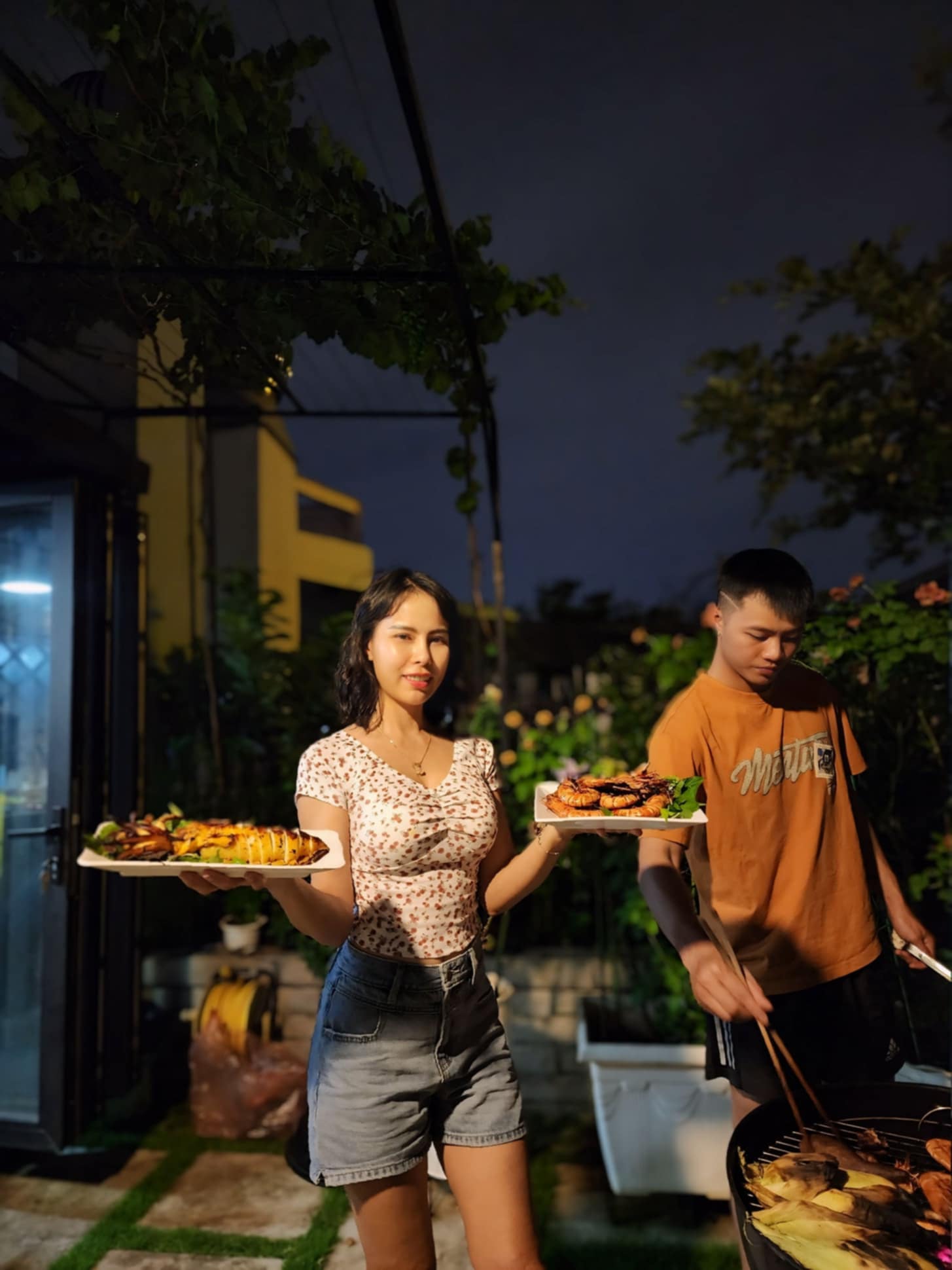 Gia đình chị thường tổ chức tiệc BBQ trên sân thượng.
