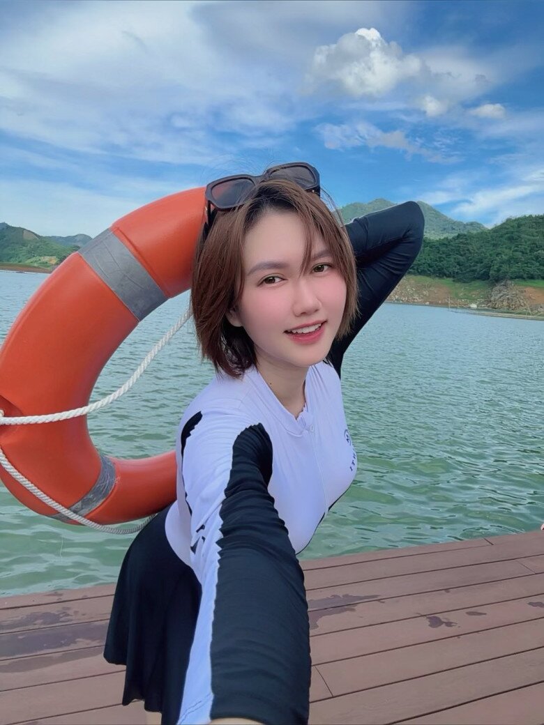 Hương Giang - tình cũ của Đình Tú đã bị réo tên khi anh công khai cầu hôn Ngọc Huyền.