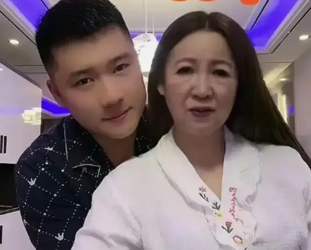 Hà Mỹ Linh và chồng thứ 2.