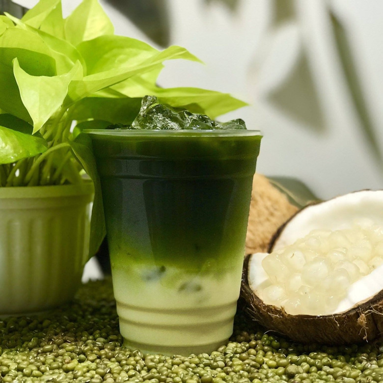 Nước đậu xanh rau má, một loại thức uống được ưa chuộng ngày hè.