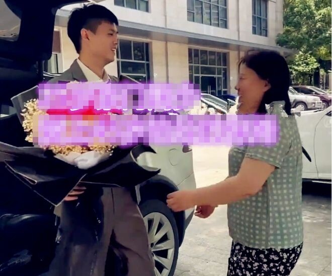 Chàng trai thiếu gia đã cưới giúp việc hơn 20 tuổi.