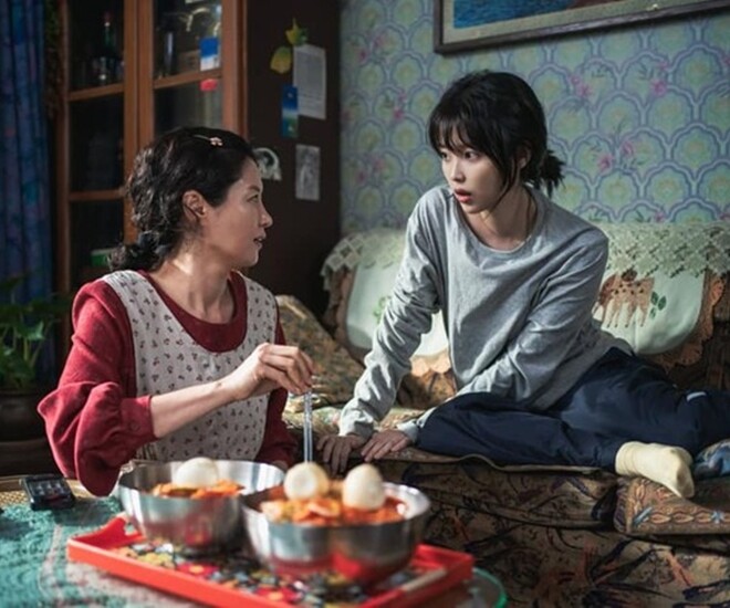 Vợ chồng tôi đã đón mẹ chồng về sống cùng để tiện chăm sóc bà. (Ảnh minh họa)