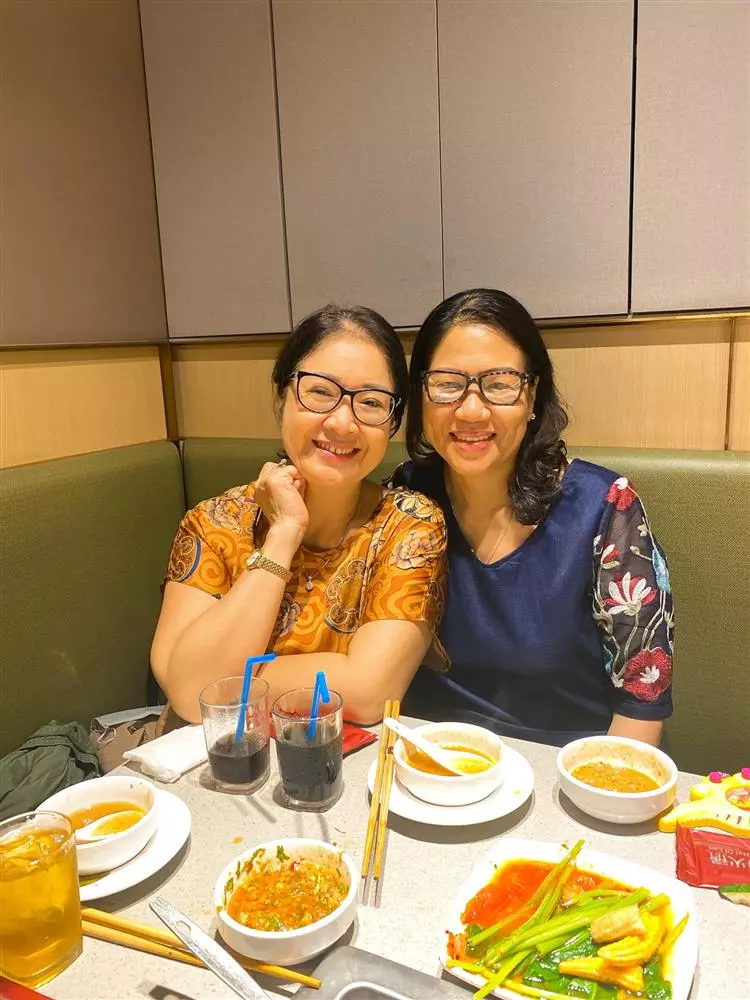 Mẹ Lê Phương và mẹ Trung Kiên thân thiết như tri kỷ.