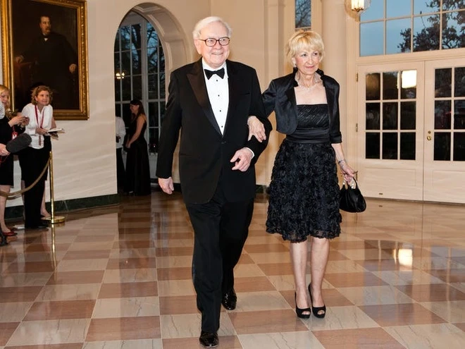 Ông Buffett và người vợ thứ 2, bà Astrid Menks.