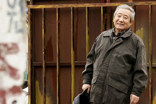 Các con không thể về quê, nên tôi đã bắt xe khách đến thăm con. (Ảnh minh họa)