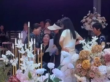 Nhận được tờ giấy lạ trong ngày cưới con trai, người mẹ ngã vật ra sàn than thân trách phận