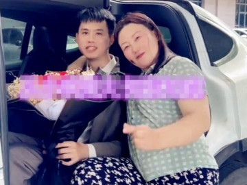 Thiếu gia nhà giàu cưới giúp việc lớn hơn 20 tuổi, bị mẹ phản đối, anh chàng nói đúng một câu