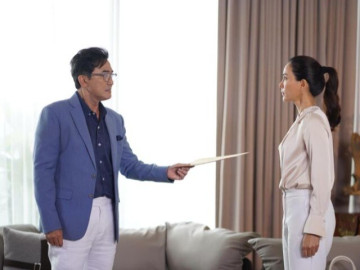 Ngày tôi tái hôn, chồng cũ giàu có đến tặng túi quà, mẹ chồng cười lớn khi mở ra