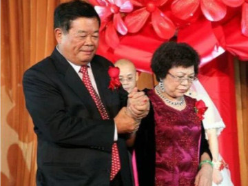 Nghe lời bố mẹ lấy cô gái mù chữ, vị tỷ phú suýt ly hôn cưới tình trẻ, giờ giao 100% tài sản cho vợ