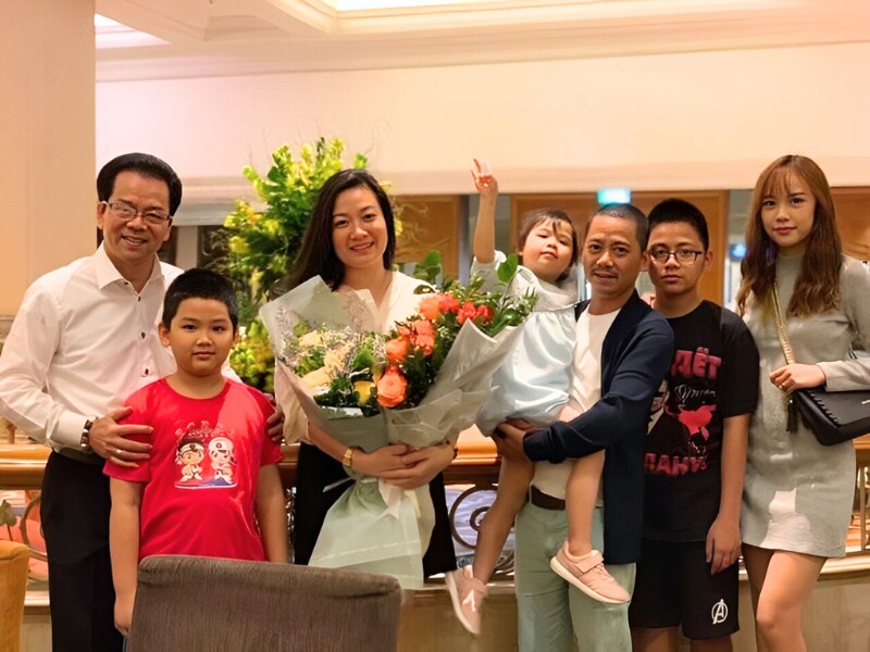 NSND Trần Nhượng là diễn viên quen thuộc, từng góp mặt trong nhiều bộ phim truyền hình ăn khách. Bên cạnh sự nghiệp thành công, nam nghệ sĩ còn khiến nhiều người ngưỡng mộ khi có 2 con "nếp tẻ" đều nối nghiệp bố. 