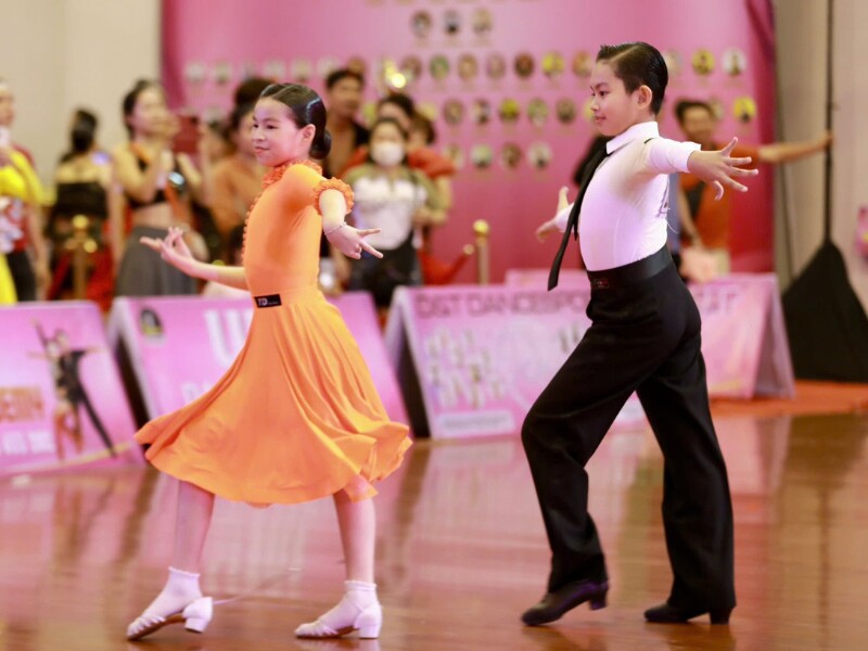 Mới đây, Khánh Thi cho biết con trai đầu lòng Kubi (Minh Cường) cùng bạn nhảy May (Linh San) vừa giành giải Quán quân cuộc thi dancesport dành cho thiếu nhi. Bà xã Phan Hiển chia sẻ: "Kubi và May: Quán quân Thiếu nhi 2 - Hạng D1 Latin".