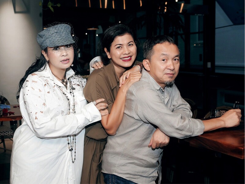 Hơn 20 năm ly hôn, Thanh Lam và nhạc sĩ Quốc Trung vẫn thường xuyên họp mặt, đi chơi ăn uống cùng nhau. Đặc biệt, diva còn có mối quan hệ thân thiết với Hương Lan - bạn gái Quốc Trung.