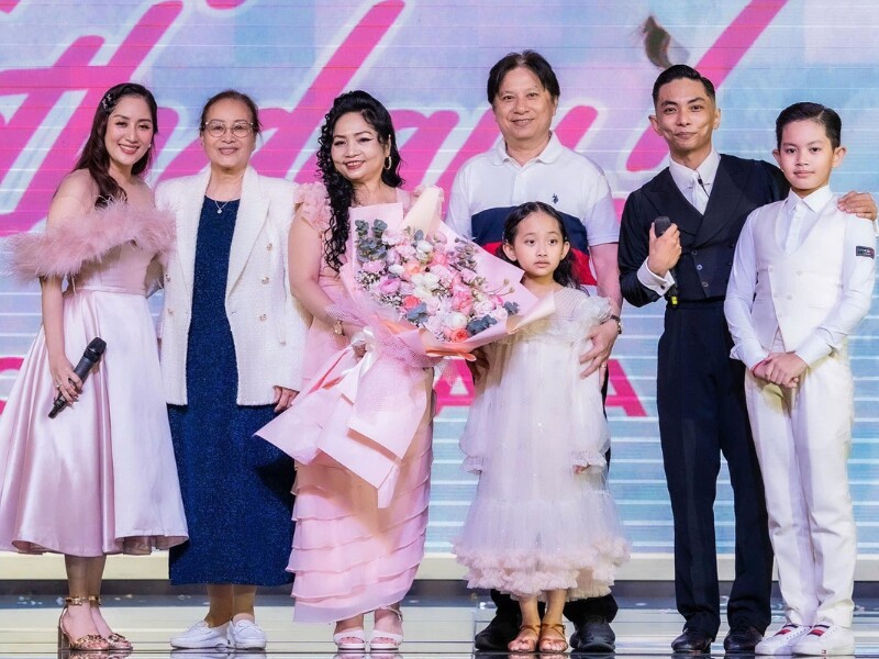 Mới đây, Khánh Thi đăng tải chùm ảnh quây quần bên 2 mẹ trong Ngày của Mẹ. Cô chia sẻ: "Xin gửi những lời chúc tốt đẹp nhất đến tất cả những người mẹ tuyệt vời. Chúc các mẹ một ngày tràn ngập tiếng cười và những điều ngọt ngào nhất".