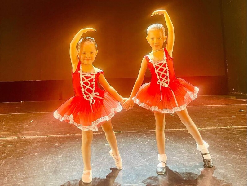 Mới đây, Hồ Ngọc Hà đăng tải loạt ảnh con gái Lisa cùng với cháu gái của cô tạo dáng múa ballet trên sân khấu. Nữ nghệ sĩ chia sẻ: "Bà Sa đi theo xem bà chị họ múa, ai ngờ bả đòi thay đồ lên sân khấu luôn. Alo? Định phá bài người ta hay sao vậy Lisa ơi".