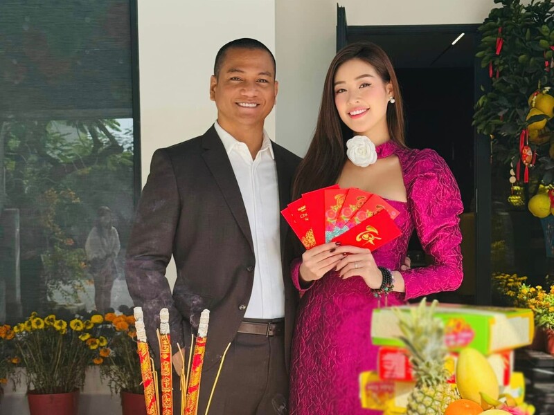 Hiện tại, Hoa hậu Khánh Vân và nhiếp ảnh gia Nguyễn Long tận hưởng cuộc sống vợ chồng son. Cả 2 sinh sống tại căn nhà khang trang ở TP HCM. Thời gian qua, cặp đôi cùng nhau vun vén, xây dựng tổ ấm.