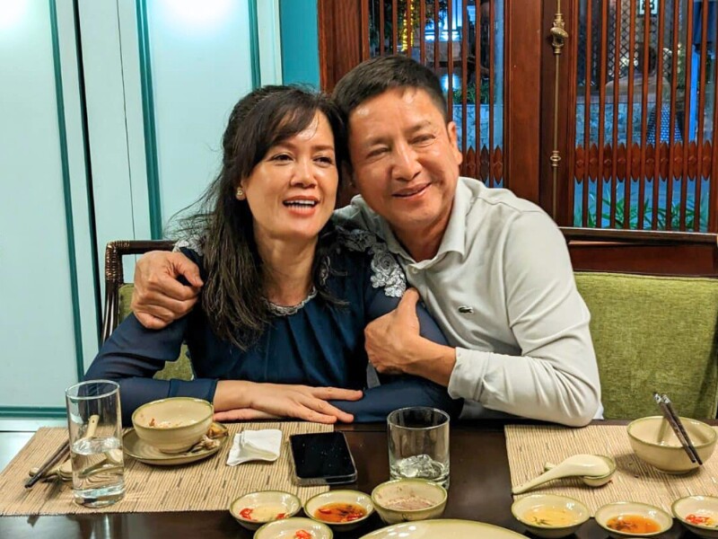 NSƯT Chí Trung là nghệ sĩ quen thuộc với khán giả, gắn liền với hình ảnh "Táo Giao thông". Thế nhưng ít người biết, anh còn có em gái ruột cũng là nghệ sĩ - cô chính là Phạm Quỳnh Trang.
