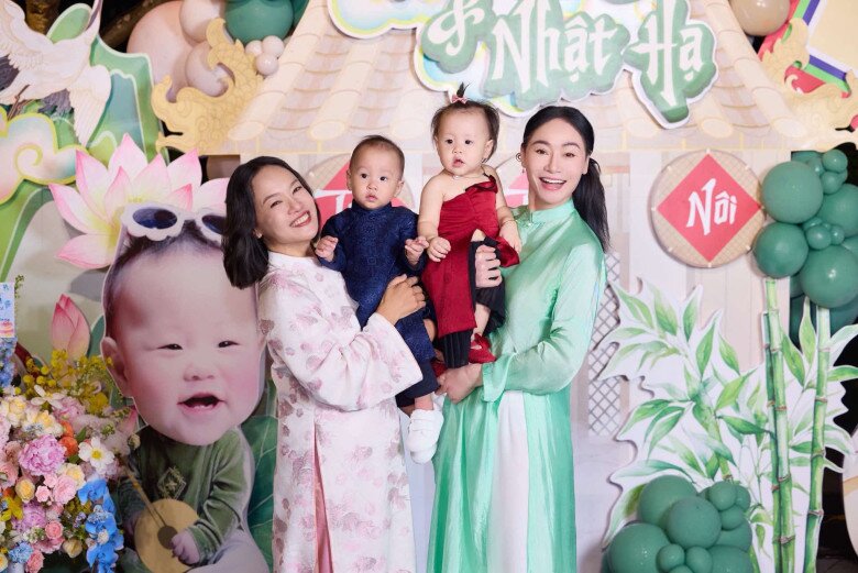 Quách Thu Phương và Tú Oanh bế bồng 2 bé Jimmy - Jenny.