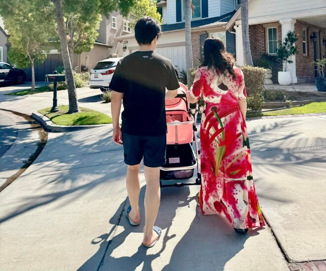 Khoảnh khắc mẹ chồng Đỗ Mỹ Linh đưa cháu nội đi dạo mát.