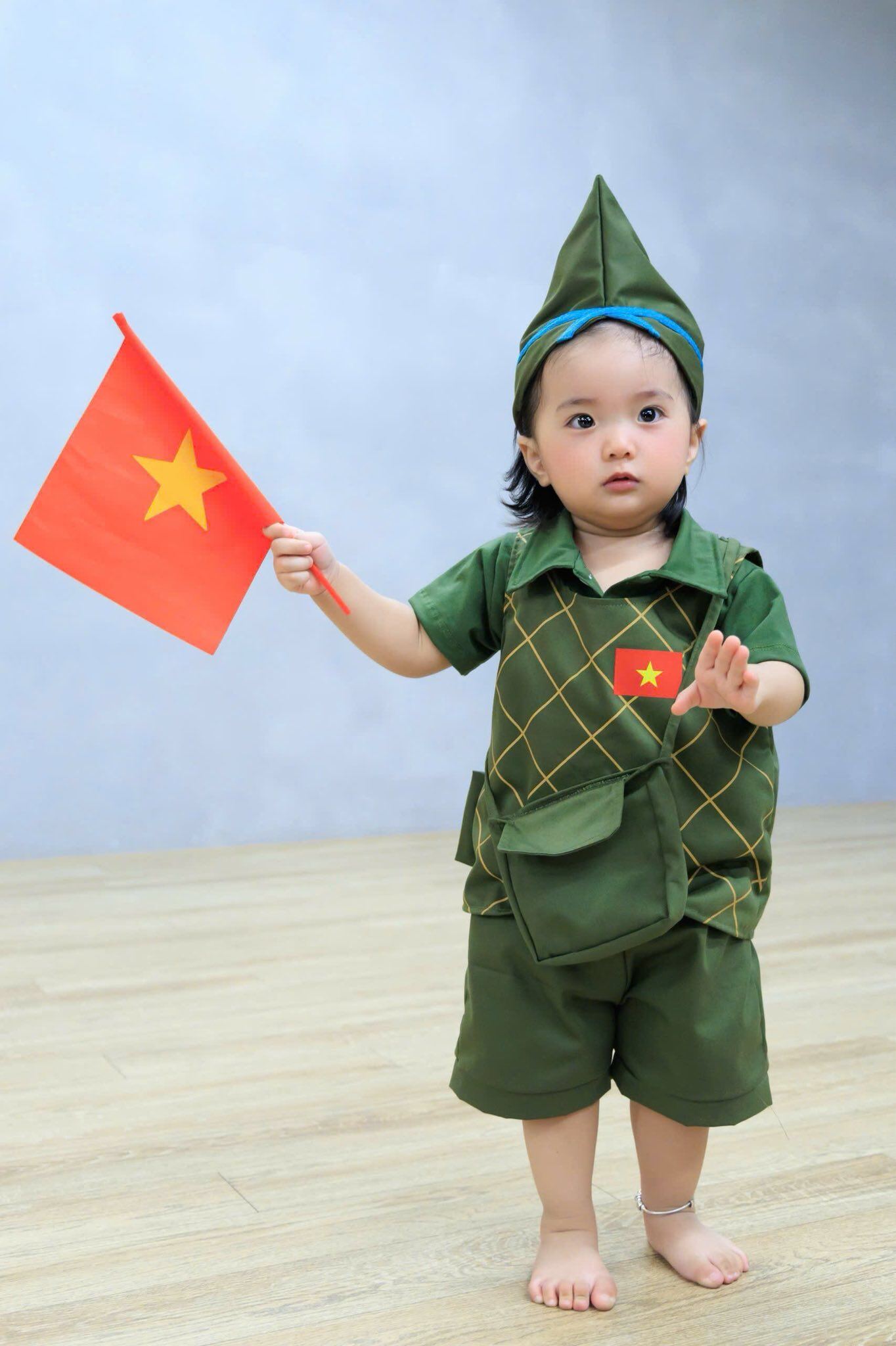 Bé Lisa nhà Khánh Thi làm nghi thức rửa tội, đại gia đình Phan Hiển đến nhà thờ chứng kiến khoảnh khắc thiêng liêng - 8