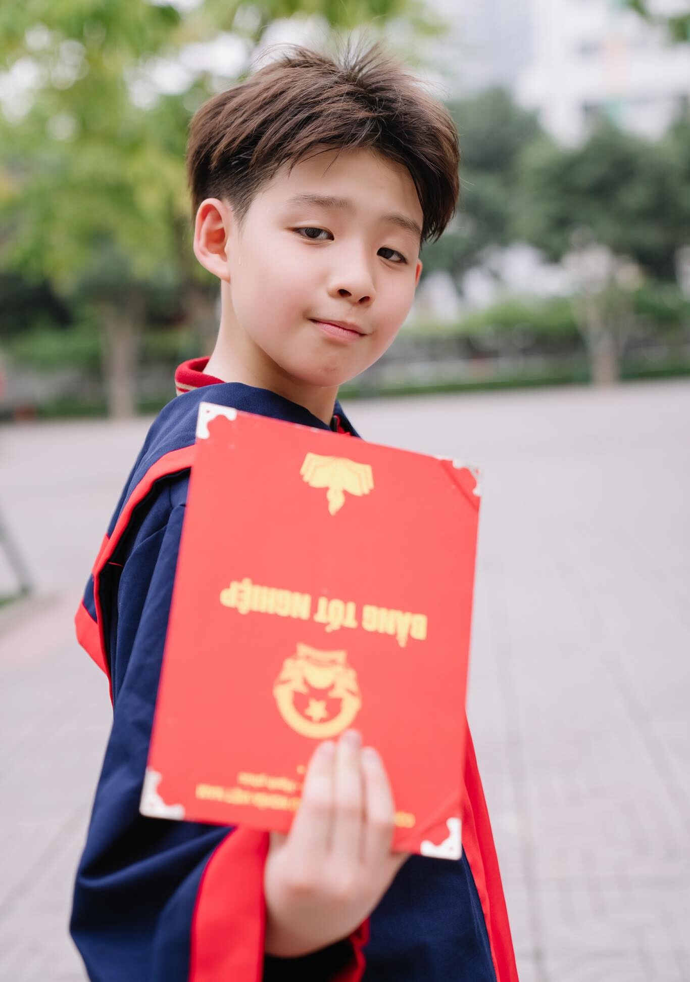 Cậu út Khải Nguyên vừa hoàn thành chương trình tiểu học.