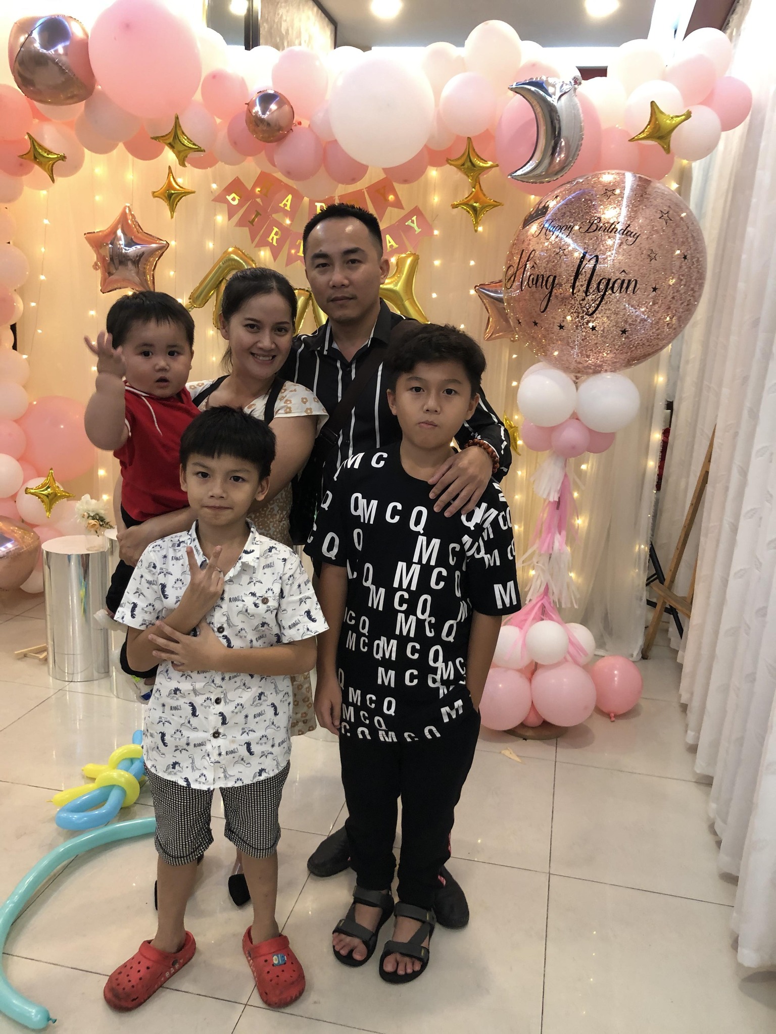 Hình ảnh cặp đôi bên cạnh 3 con trai chung.