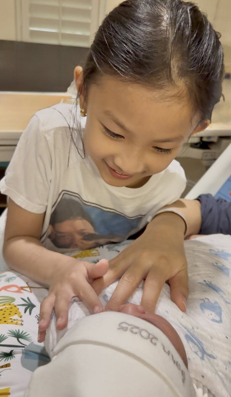 Bé Phoebe quấn quýt bên em trai mới chào đời.