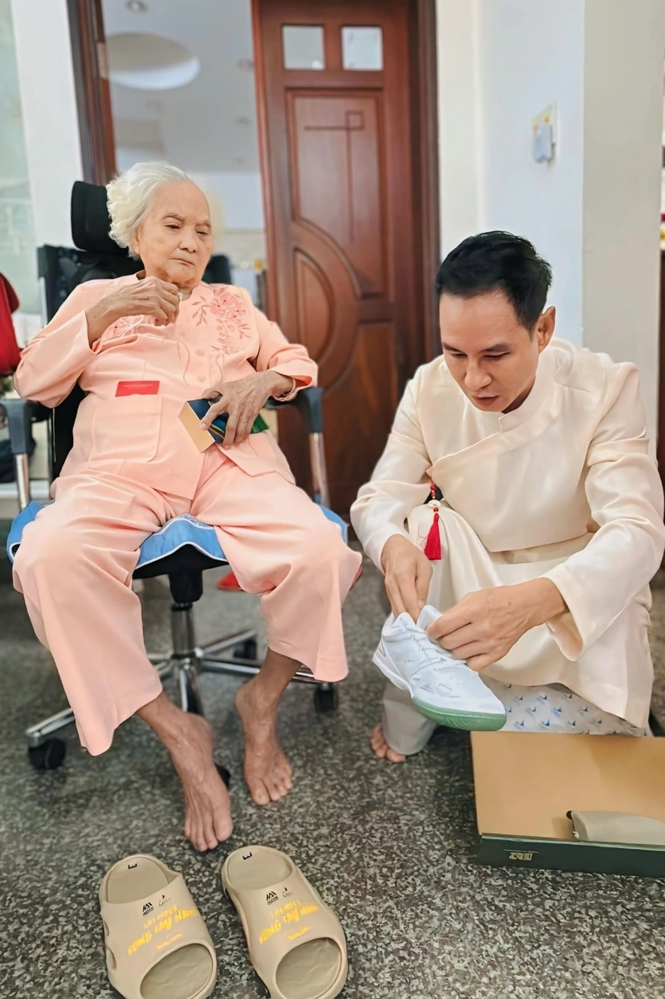 Lý Hải nổi tiếng là người con hiếu thảo, hết lòng chăm sóc mẹ ruột.