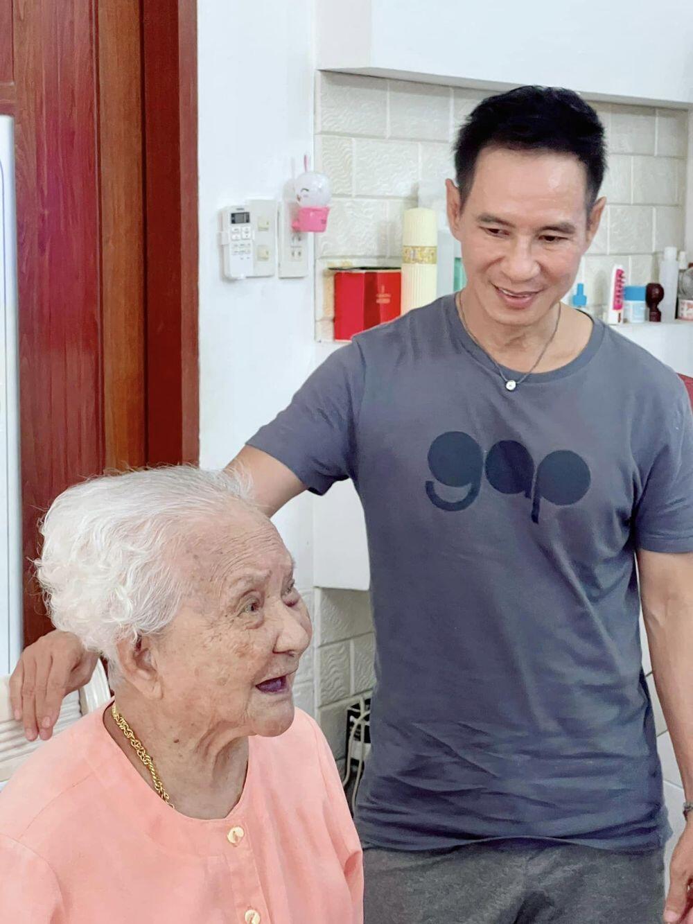 Mẹ ruột Lý Hải năm nay 100 tuổi.