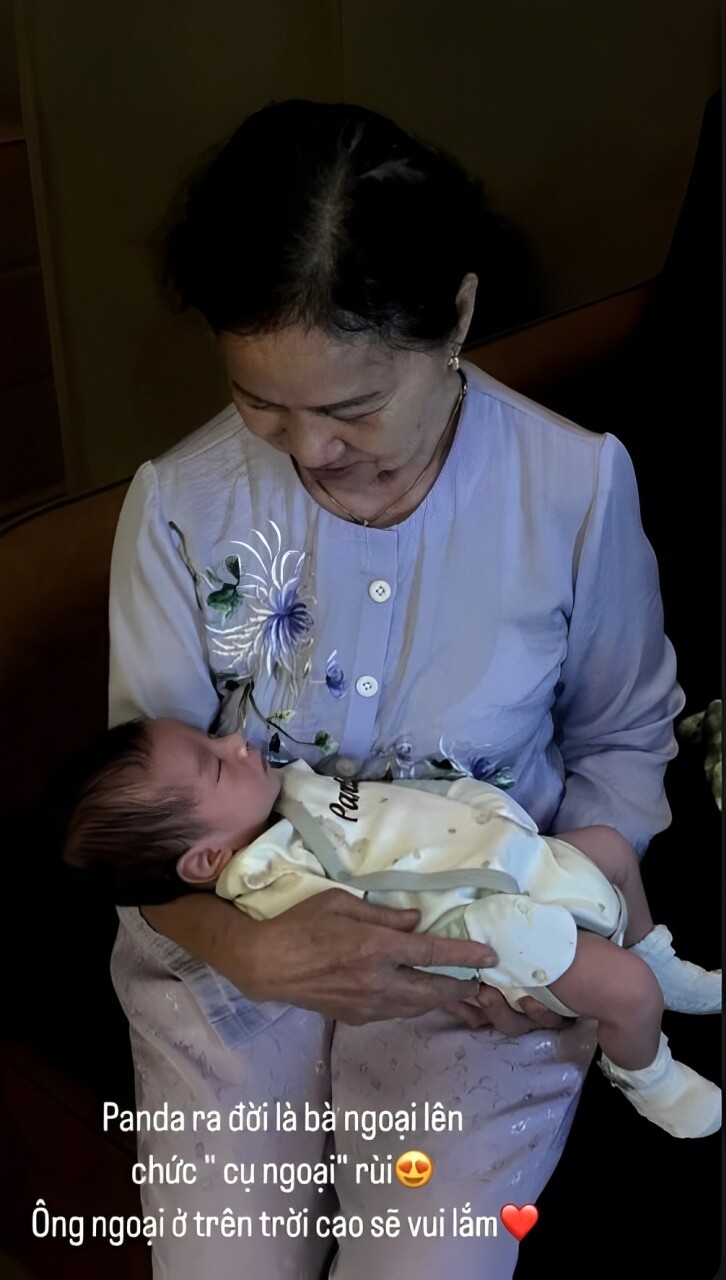 Mai Ngọc khoe khoảnh khắc bà ngoại bế bồng cháu cố kèm theo lời nhắn: Panda ra đời là bà ngoại lên chức cụ ngoại rồi. Ông ngoại ở trên trời cao sẽ vui lắm.