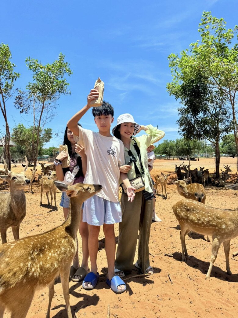 Ốc Thanh Vân khoe ảnh hẹn hò với ông xã Trí Rùa, từ ngày đưa 3 con về Việt Nam sung sướng hơn hẳn - 3