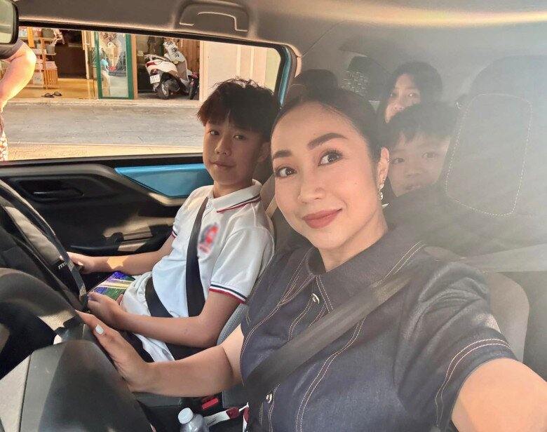 Nữ diễn viên đưa các con đi học mỗi ngày.