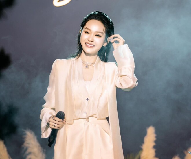 Sau thời gian bị tẩy chay, Hiền Hồ đi hát trở lại.