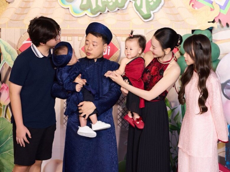 Hình ảnh đại gia đình quấn quýt trong tiệc thôi nôi của Jimmy - Jenny.