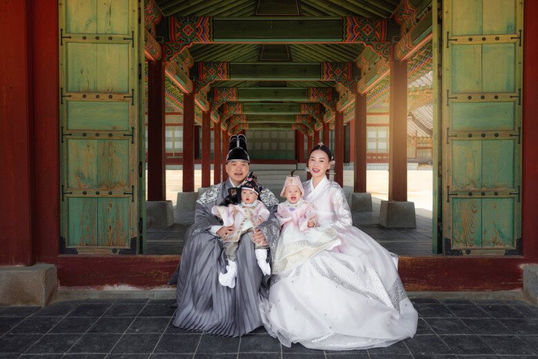 Phương Oanh - Shark Bình cùng 2 con diện hanbok trong chuyến du lịch Hàn Quốc.