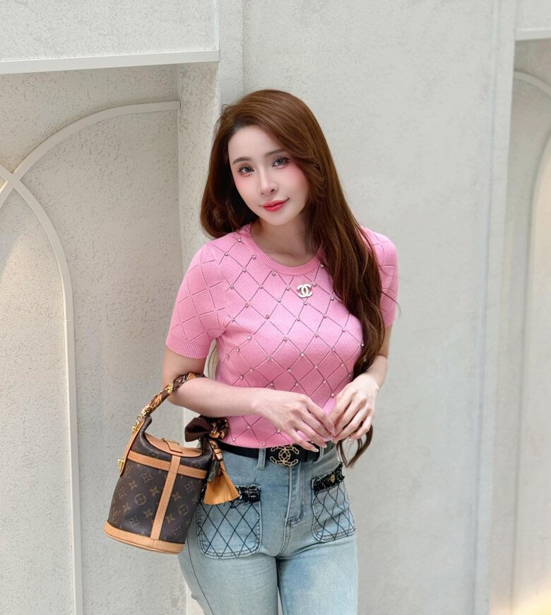 Quỳnh Nga chăm cập nhật hình ảnh đời thường.