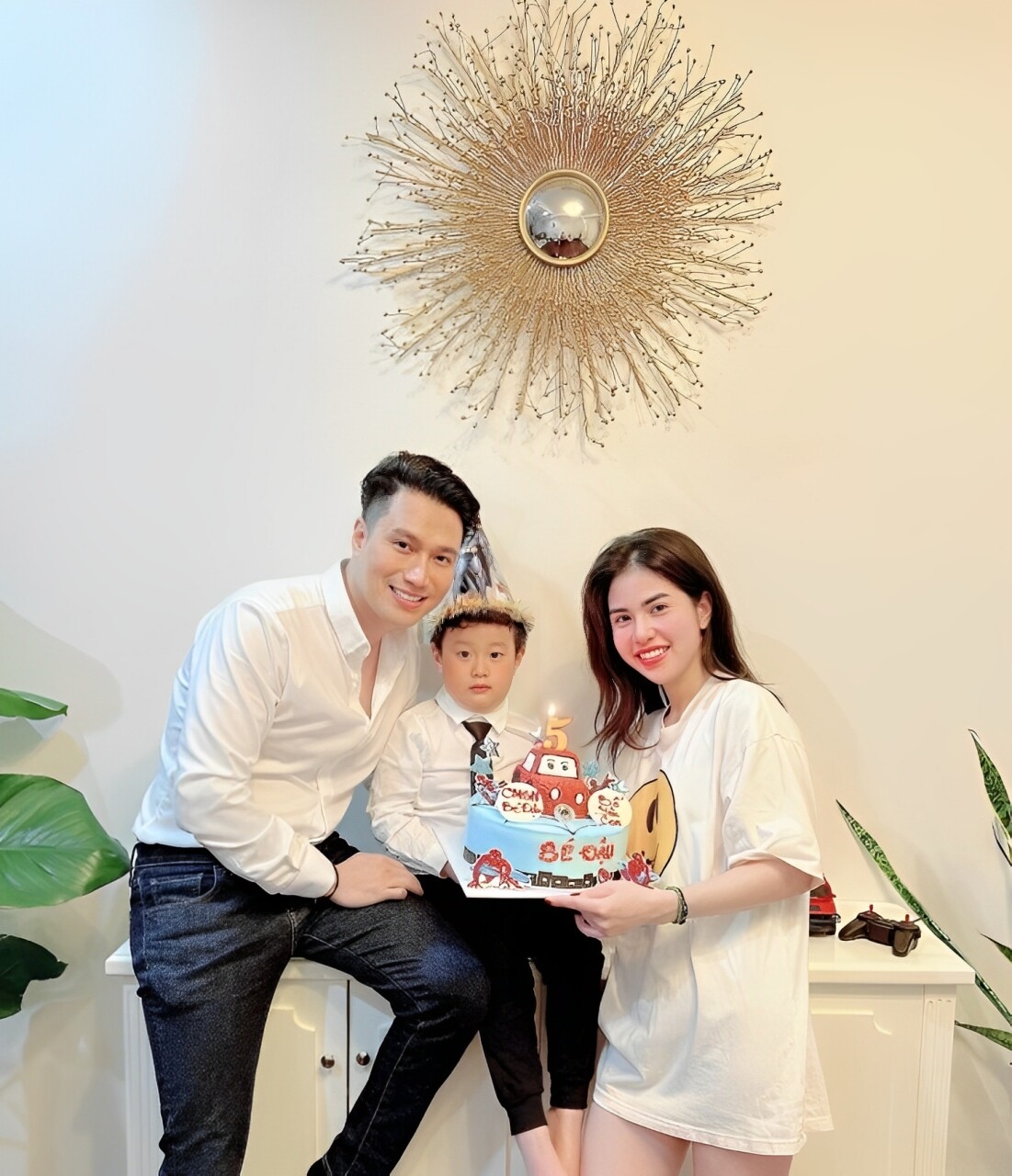 Hậu ly hôn, Việt Anh và vợ cũ cùng nhau nuôi nấng quý tử.