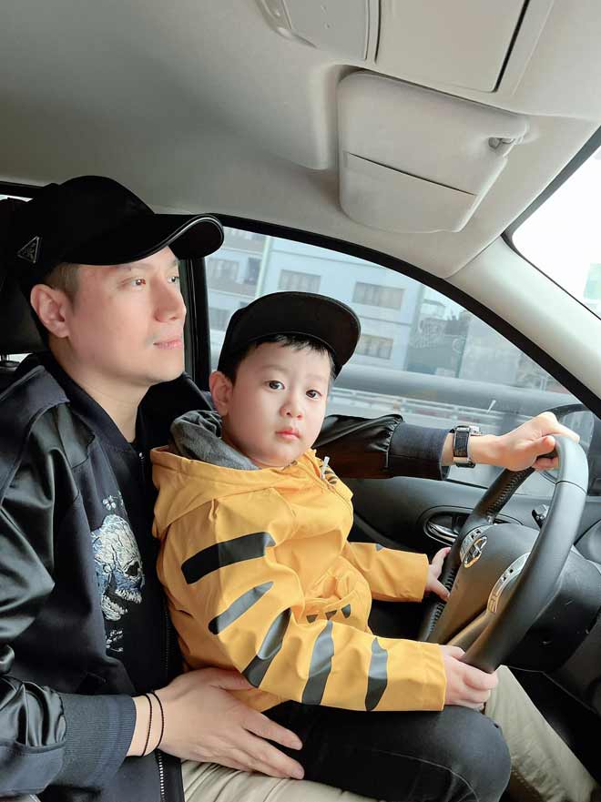 Việt Anh thường dành thời gian đưa đón con trai đi chơi, ăn uống vào những dịp rảnh rỗi.